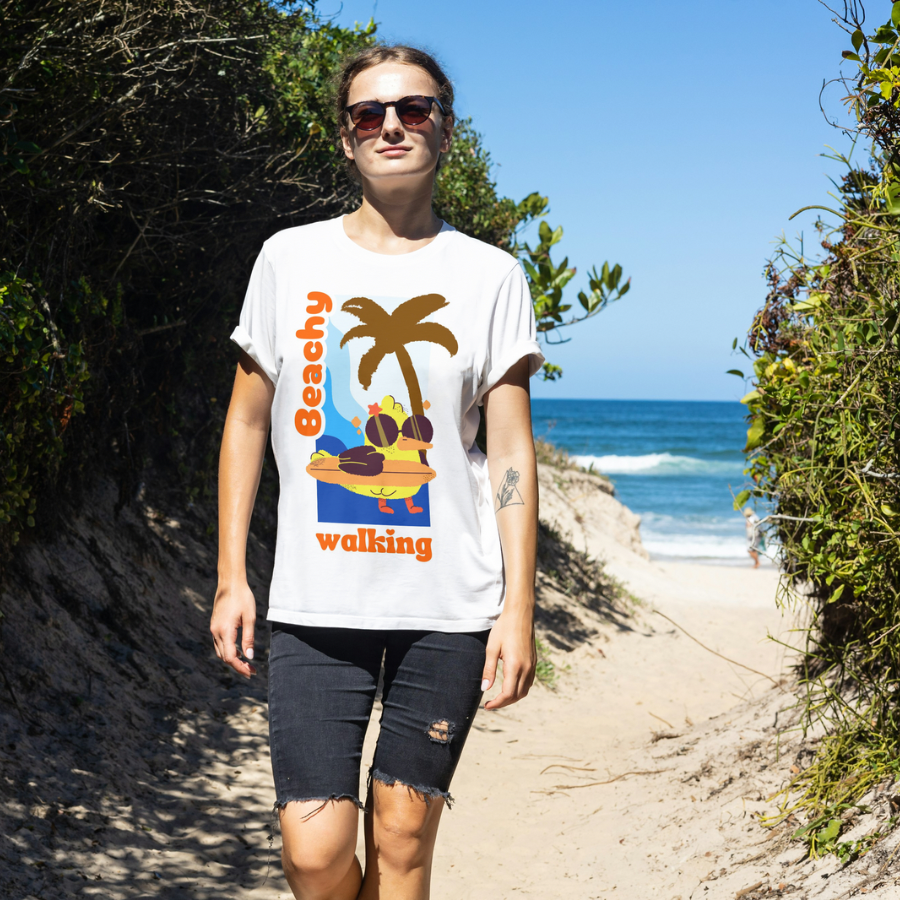 Image de fille à la plage avec un t-shirt décontracté pour l’été